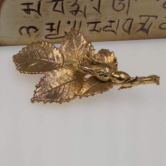 Chic Gold Leaf Brooch - Picture 6 of 7